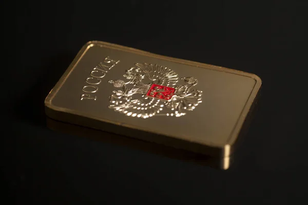 Gold bullion with emblem of Russia — Stock Photo, Image