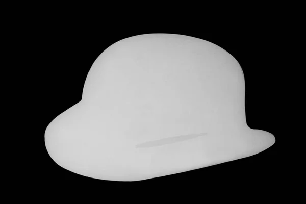 Cappello bianco su sfondo nero — Foto Stock