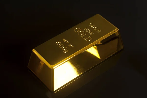Bullion ouro no fundo preto — Fotografia de Stock