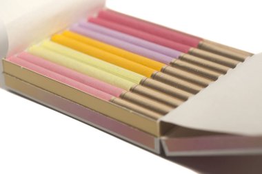 Beyaz izole renkli sigara kutusu 