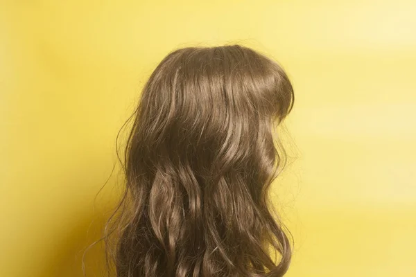 Donna capelli lunghi ricci parrucca — Foto Stock