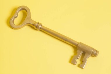 Sarı bir arka plan üzerinde Vintage anahtar 