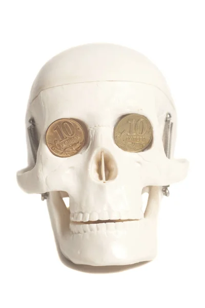 Menselijke schedel met geld munten in plaats van ogen. — Stockfoto