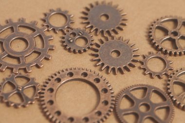 Bakır bir arka plan üzerinde tekerlekler Metal vites