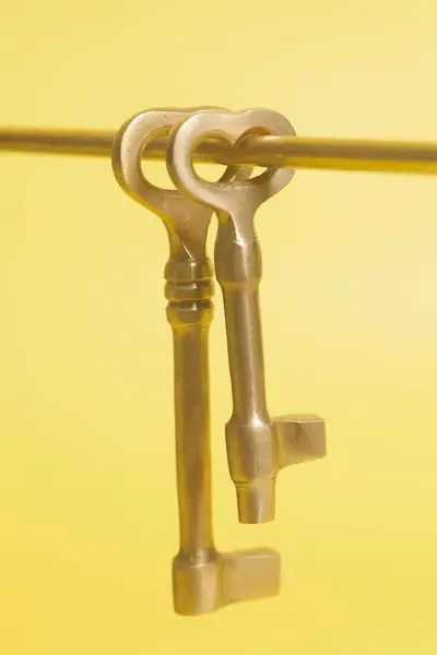 Винтажные ключи на желтом фоне — стоковое фото