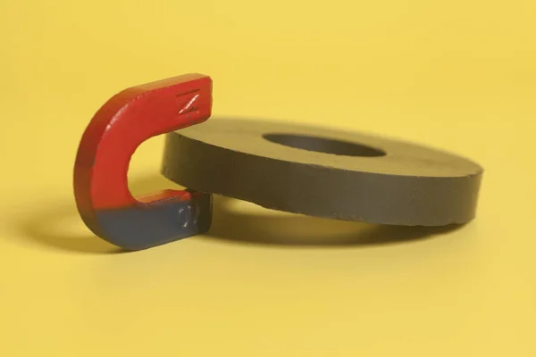 Runde und hufeisenförmige Magnete — Stockfoto