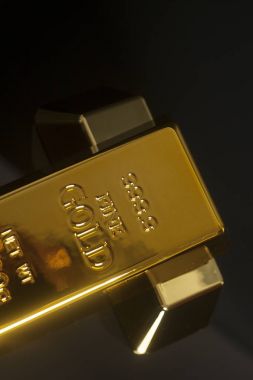 Siyah bir zemin üzerine Altın külçe