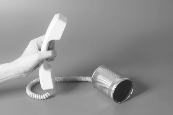 Lata telefone auscultador segurando mão — Fotografia de Stock