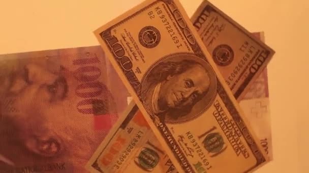 Mille francs suisses et dollars américains sur fond blanc — Video