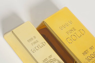 beyaz zemin üzerine Altın külçe