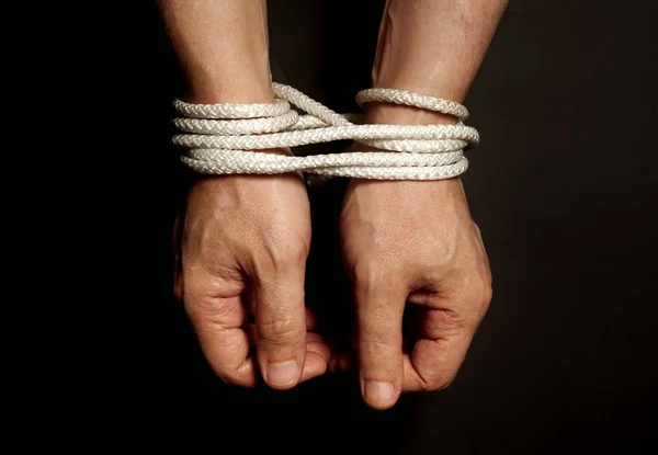 Männliche Hände mit Seil gefesselt. — Stockfoto