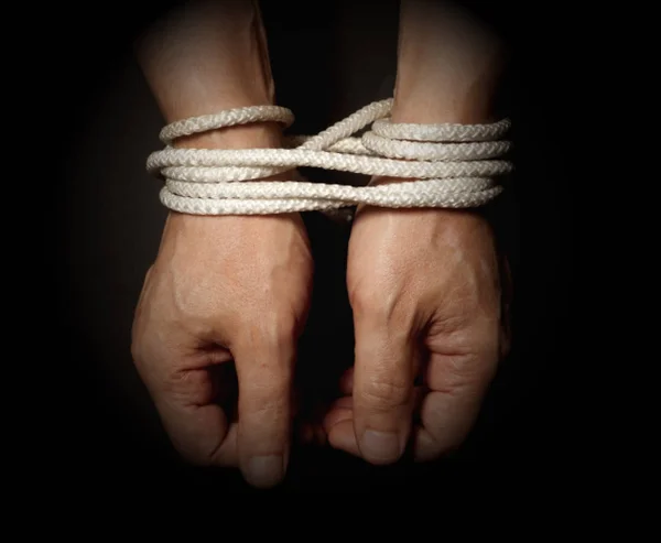 Чоловічі руки пов'язані з мотузкою — стокове фото