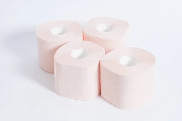 Papel higiénico rosa sobre fundo branco — Fotografia de Stock