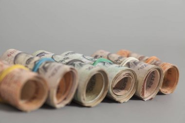 Hint rupi rulo gri bir arka plan üzerinde