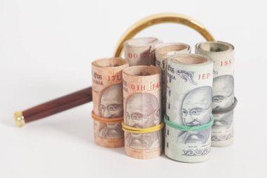 Hint para birimi Rupisi notları rulo üzerinde beyaz izole büyüteç ile