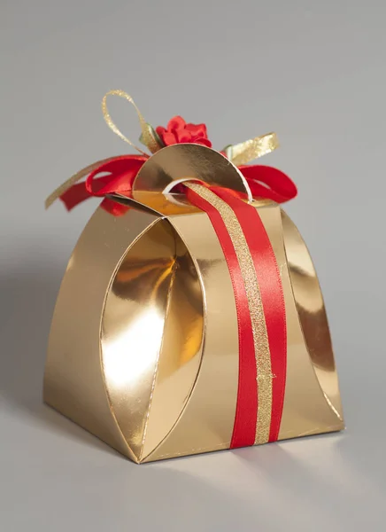 Золотая Подарочная Коробка Лентой Сером Фоне — стоковое фото