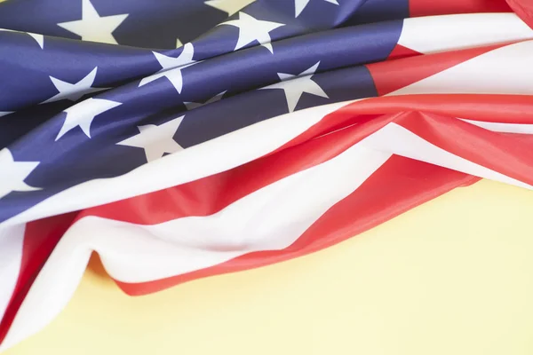 Primer Plano Bandera Estadounidense Sobre Fondo Amarillo — Foto de Stock