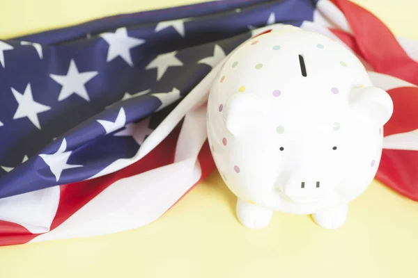 Piggy Bank Avec Drapeau Américain Sur Fond Jaune — Photo