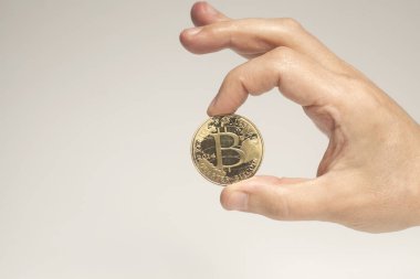 Beyaz elini tutarak sanal sikkeleri bitcoins
