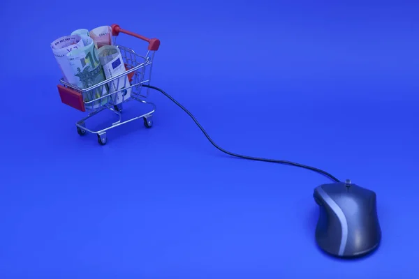 Carrinho Compras Cheio Notas Euro Com Rato Computador Sobre Azul — Fotografia de Stock