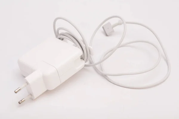 Beyaz Bir Arka Plan Üzerindeki Usb Bağlantı Noktasına Elektrik Adaptörü — Stok fotoğraf