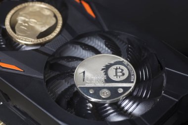 Cryptocurrency araştırma kavramı ile bitcoins bir bilgisayarda video