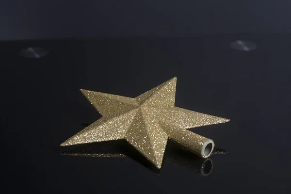 Χρυσό χριστουγεννιάτικο αστέρι απομονωμένο σε μαύρο φόντο — Φωτογραφία Αρχείου