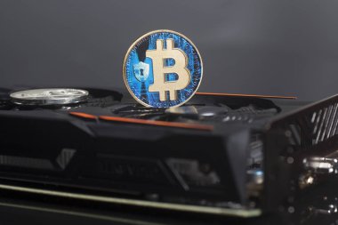 Cryptocurrency araştırma kavramı ile bitcoins bir ekran kartı üzerinde