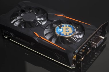 Cryptocurrency araştırma kavramı ile bitcoin bir ekran kartı üzerinde 