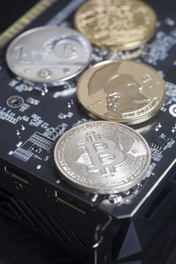 Cryptocurrency araştırma kavramı ile bir grafik videoca üzerinde bitcoins