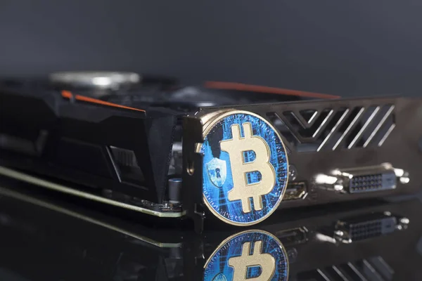 Criptomoeda conceito de mineração com bitcoin azul em uma placa de vídeo — Fotografia de Stock