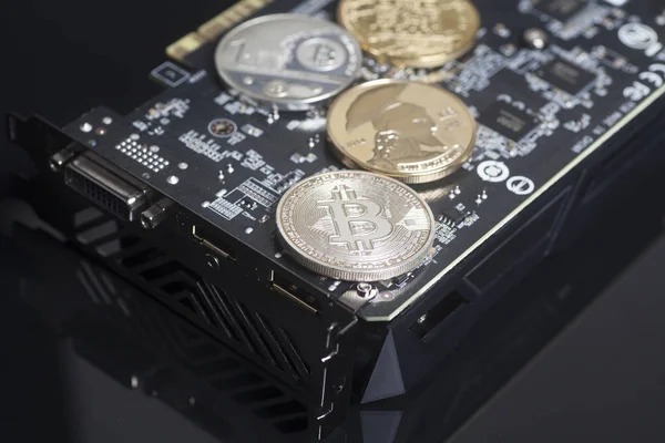 Cryptocurrency araştırma kavramı ile bir grafik videoca üzerinde bitcoins