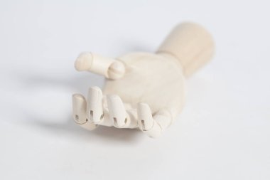 Beyaz arka plan üzerinde ahşap insan eli