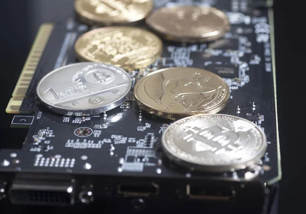 Kryptovaluta gruvor koncept med bitcoins på grafisk videocard — Stockfoto