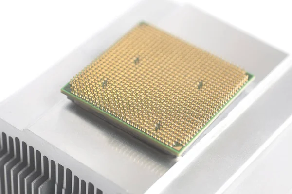 Unità di elaborazione centrale microchip CPU su dispositivo di raffreddamento in metallo — Foto Stock
