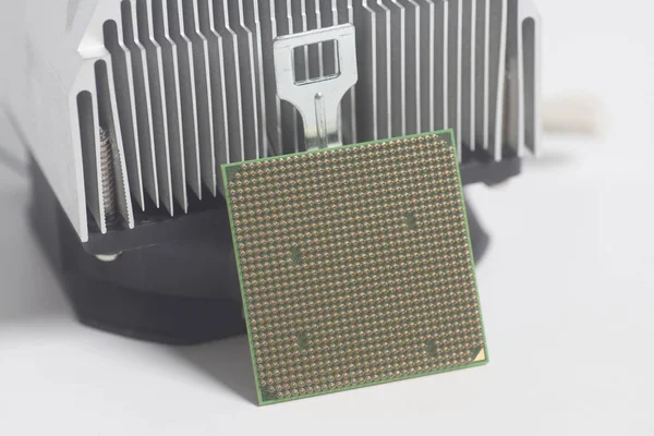 Centralenhet Cpu mikrochip med metall svalare — Stockfoto