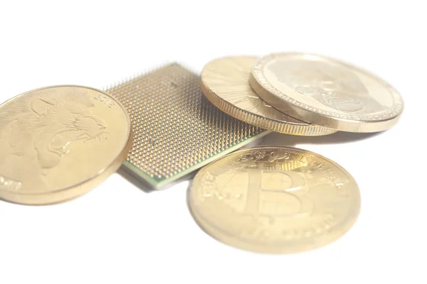 Unidade de processamento central CPU microchip com Bitcoins dourados — Fotografia de Stock