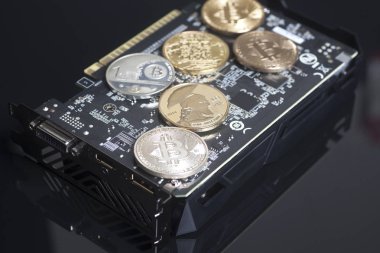 Cryptocurrency araştırma kavramı ile bir grafik videoca üzerinde bitcoins