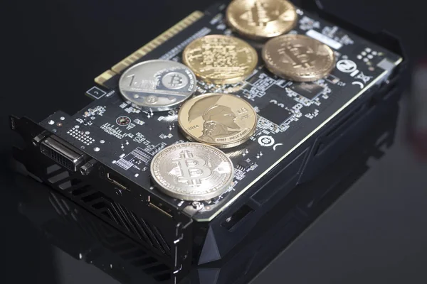 Cryptocurrency araştırma kavramı ile bir grafik videoca üzerinde bitcoins