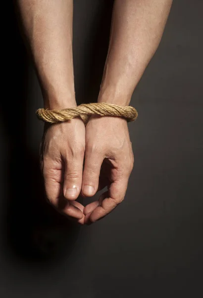 Manliga händer bundna med rope.addiction koncept. — Stockfoto
