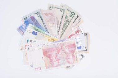 Whie arka plan üzerinde uluslararası para birimleri