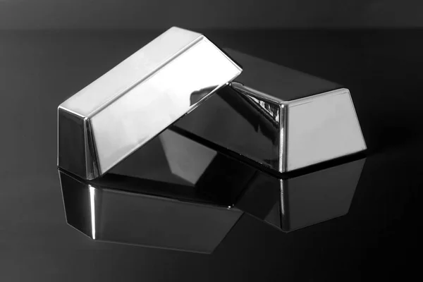 Barras de ouro de prata no fundo preto — Fotografia de Stock