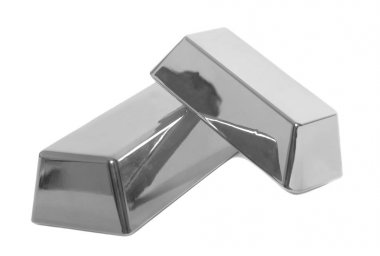 Beyaz arka plan üzerinde gümüş külçe Bar