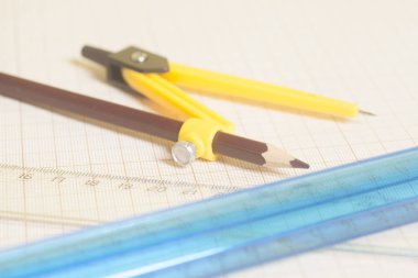 Siyah pensil ve Cetveller üzerinde grafik pa ile sarı çizim pusula
