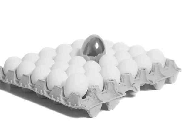 Картонна яєчна коробка зі срібними та курячими яйцями — стокове фото