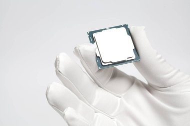 Beyaz eldiven bir Cpu bilgisayar işlemci mikroçip tutan el 