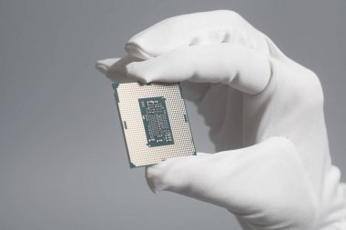 Beyaz eldiven bir Cpu bilgisayar işlemci mikroçip tutan el