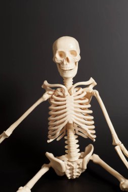 siyah arka plan üzerinde insan iskeleti