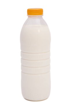 Plastik şişe süt izole