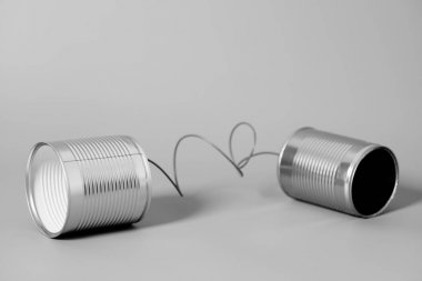 Teneke kutu telefon. İletişim kavramı .